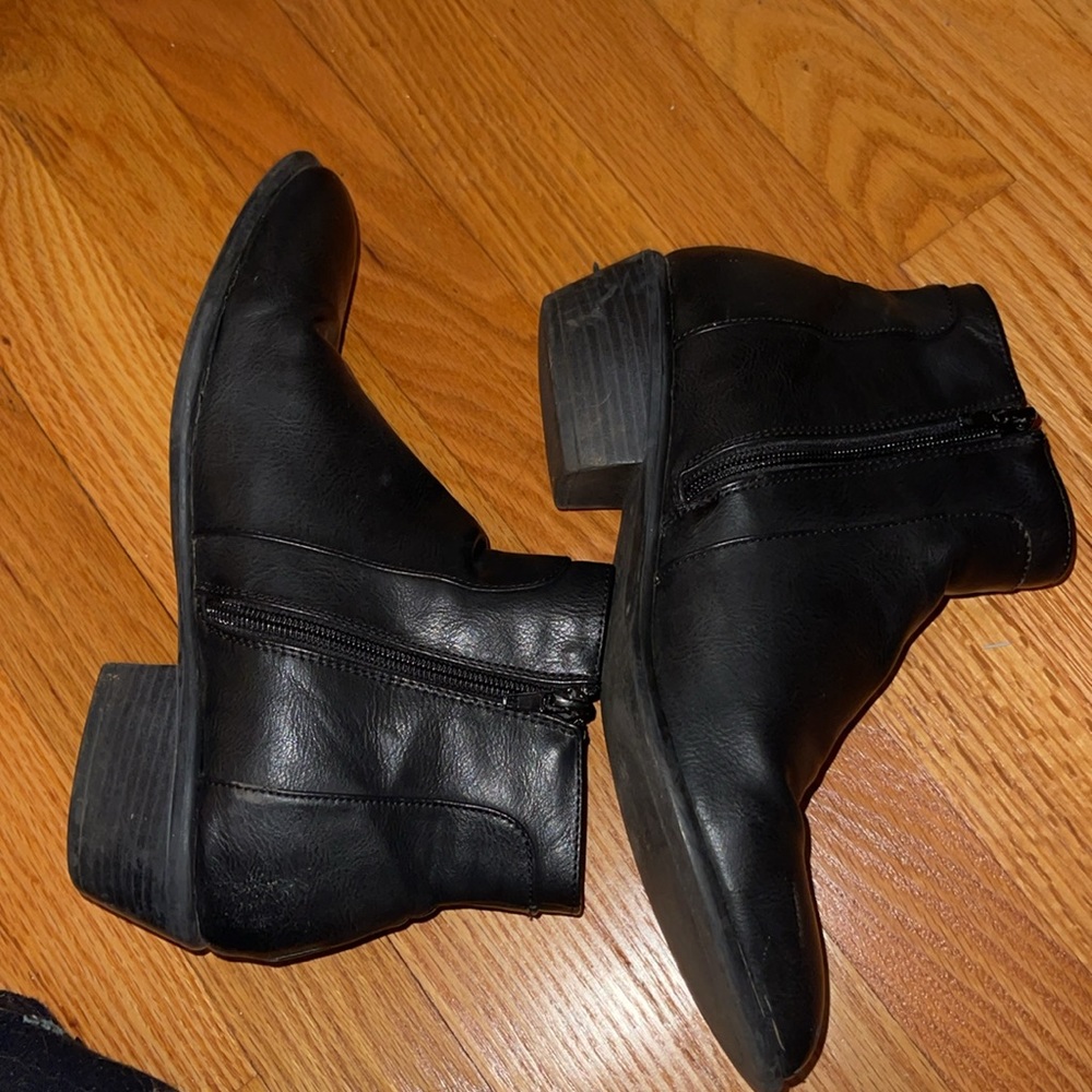 Detailed black booties - Picture 3 of 8